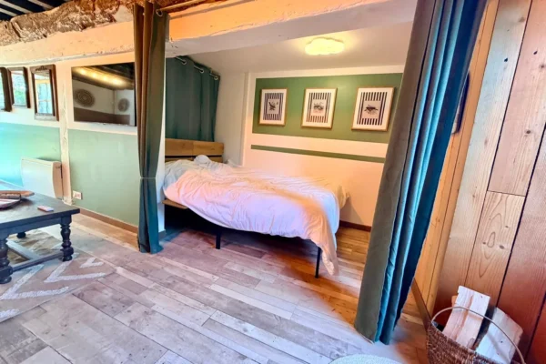 ferme-des-clautres-creuse-hebergement-insolite-chambre-lit-double-alcove