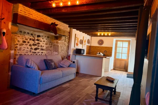 ferme-des-clautres-creuse-hebergement-insolite-espace-vie-poutres-apparentes