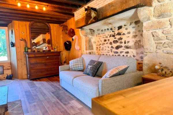 ferme-des-clautres-creuse-hebergement-insolite-salon-cheminee-pierre